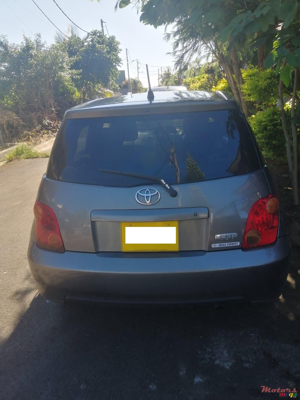 2005' Toyota Isis IST photo #1