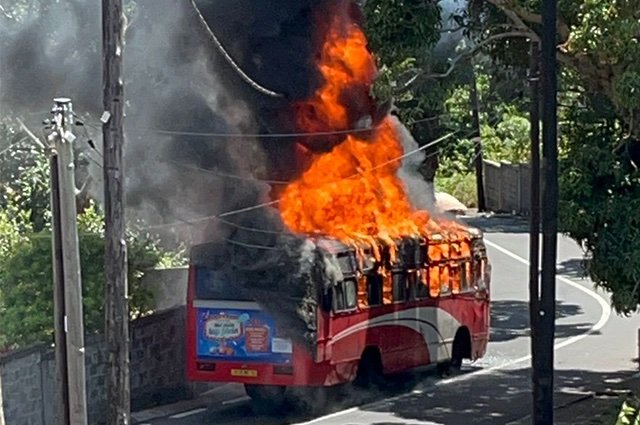 Un autobus de la compagnie United Bus Service a pris feu à Vallée des Prêtres ce mardi