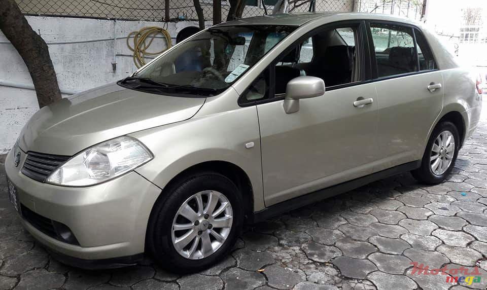 2005' Nissan Tiida photo #2