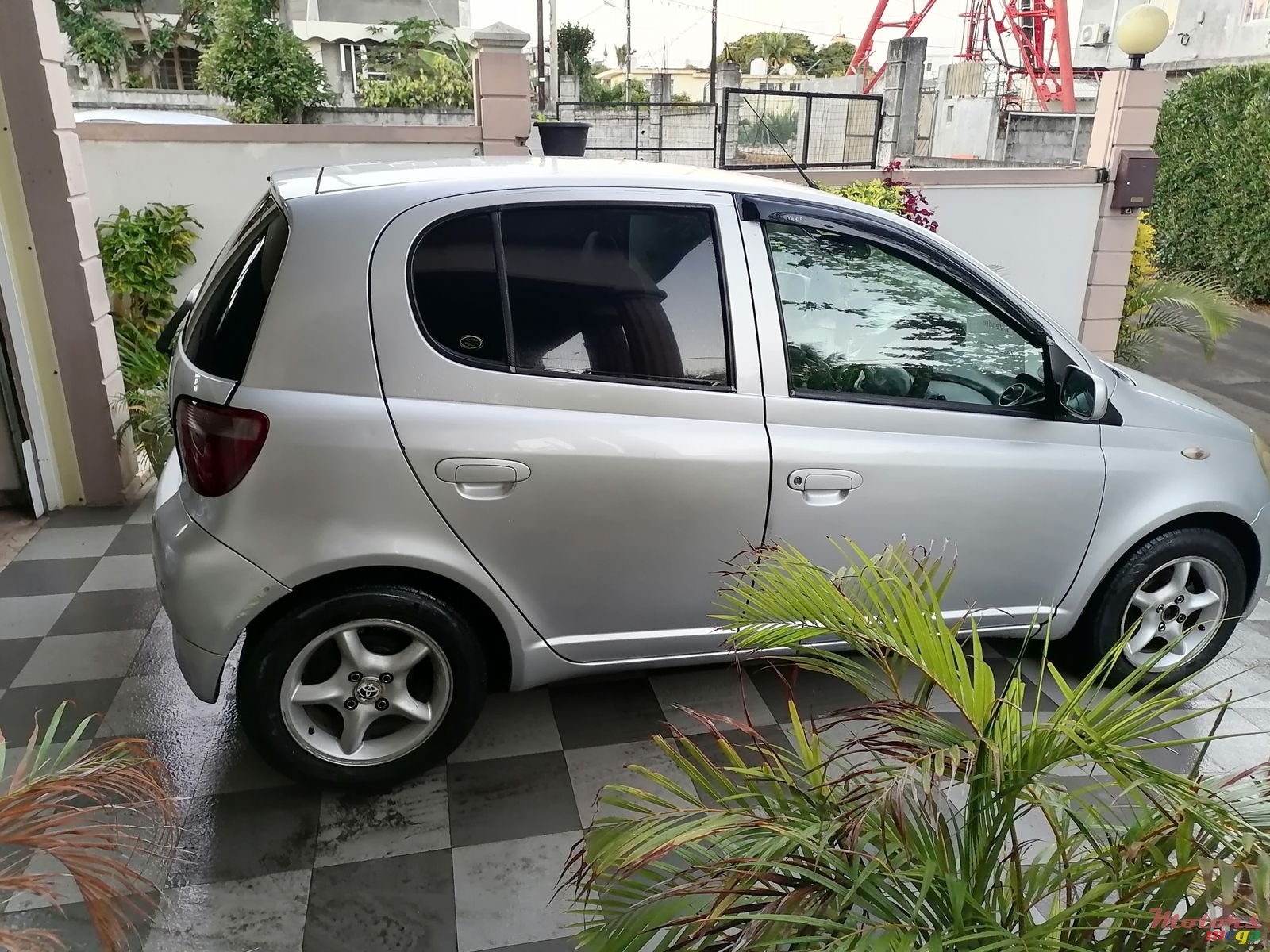 2001' Toyota Vitz photo #4