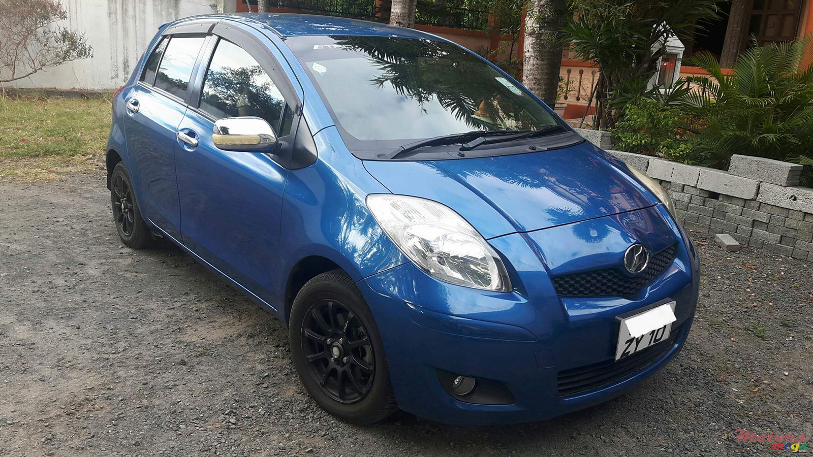 2010' Toyota Vitz photo #1