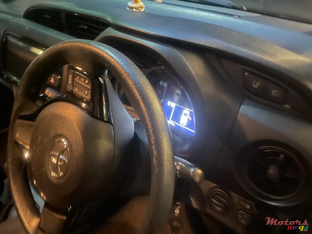 2017' Toyota Vitz Hybrid photo #5