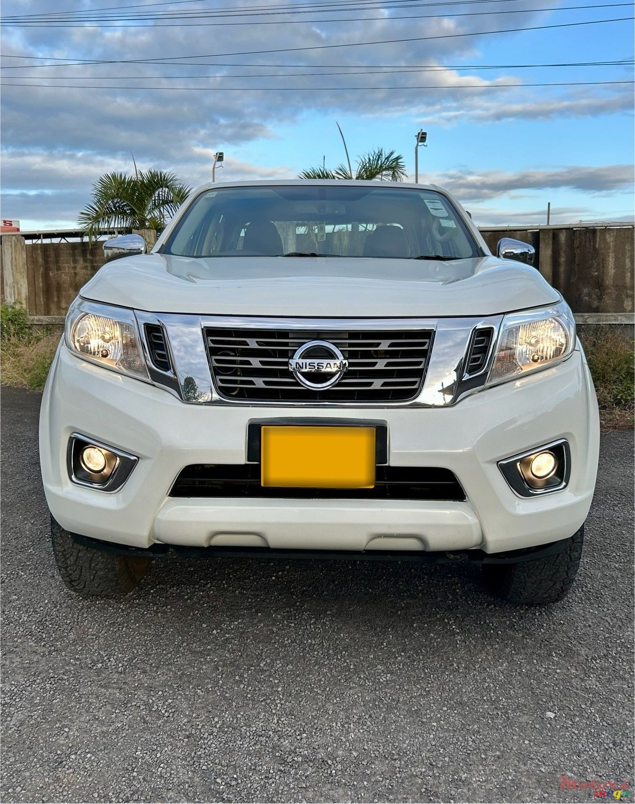 2021' Nissan Navara 2x4 photo #2