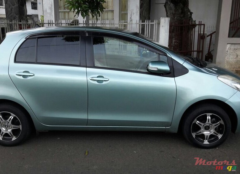 2009' Toyota Vitz photo #2