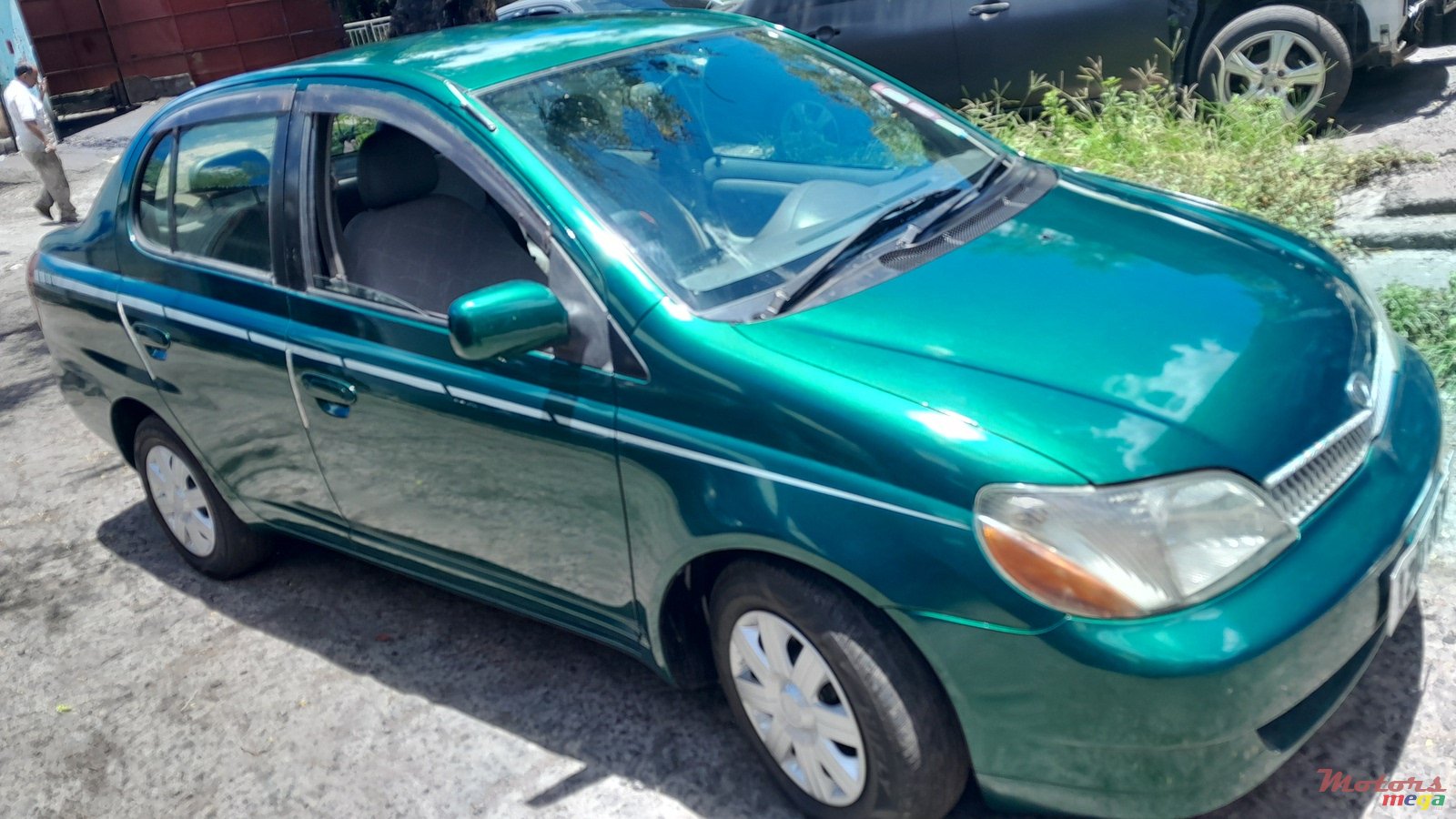 2001' Toyota Platz photo #2