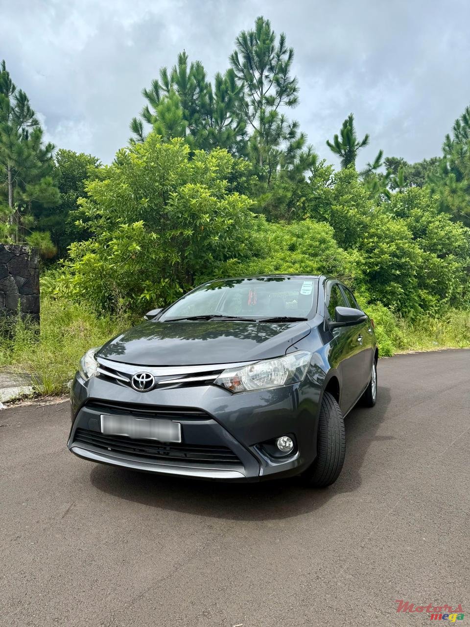 2017' Toyota Yaris photo #2