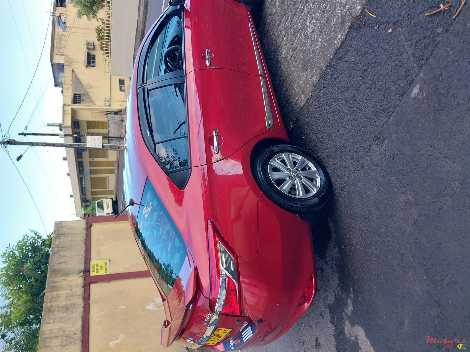 2017' Toyota Yaris photo #2