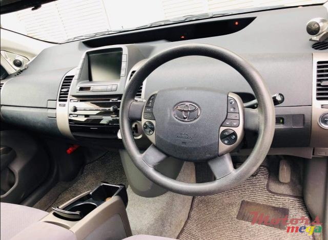 2008' Toyota Prius photo #2