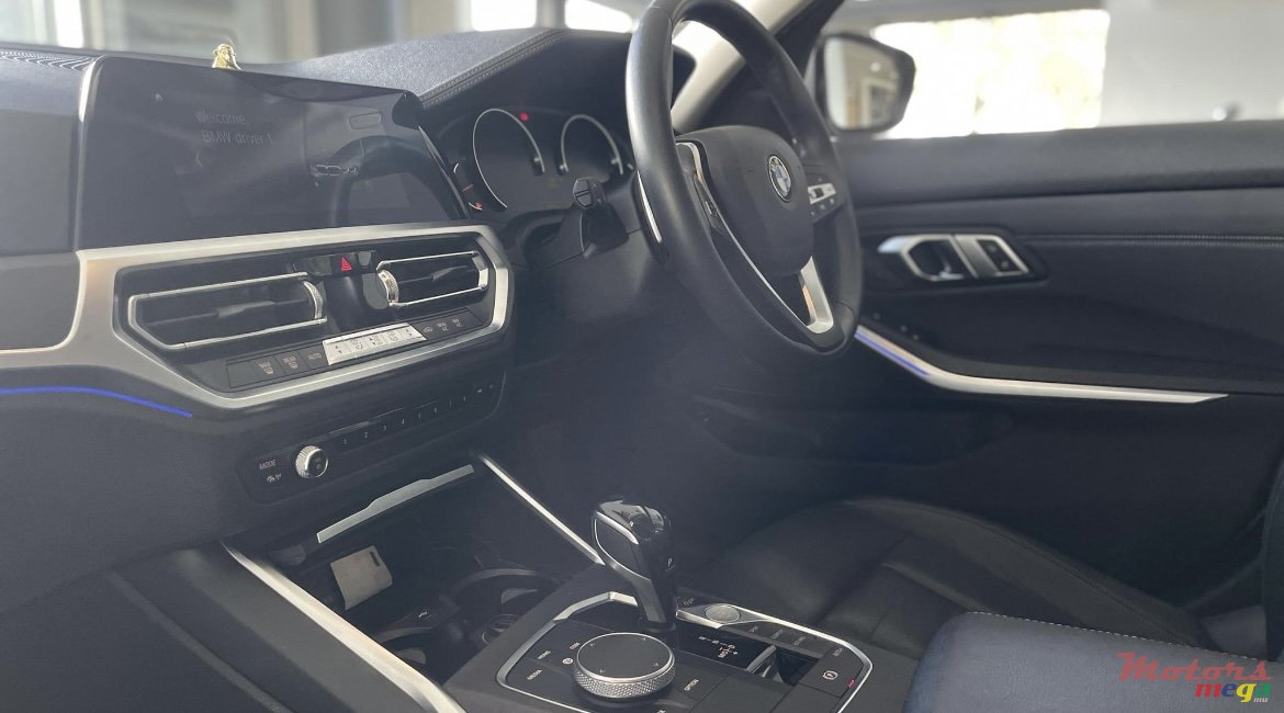 2020' BMW 3 Series Sedan photo #7