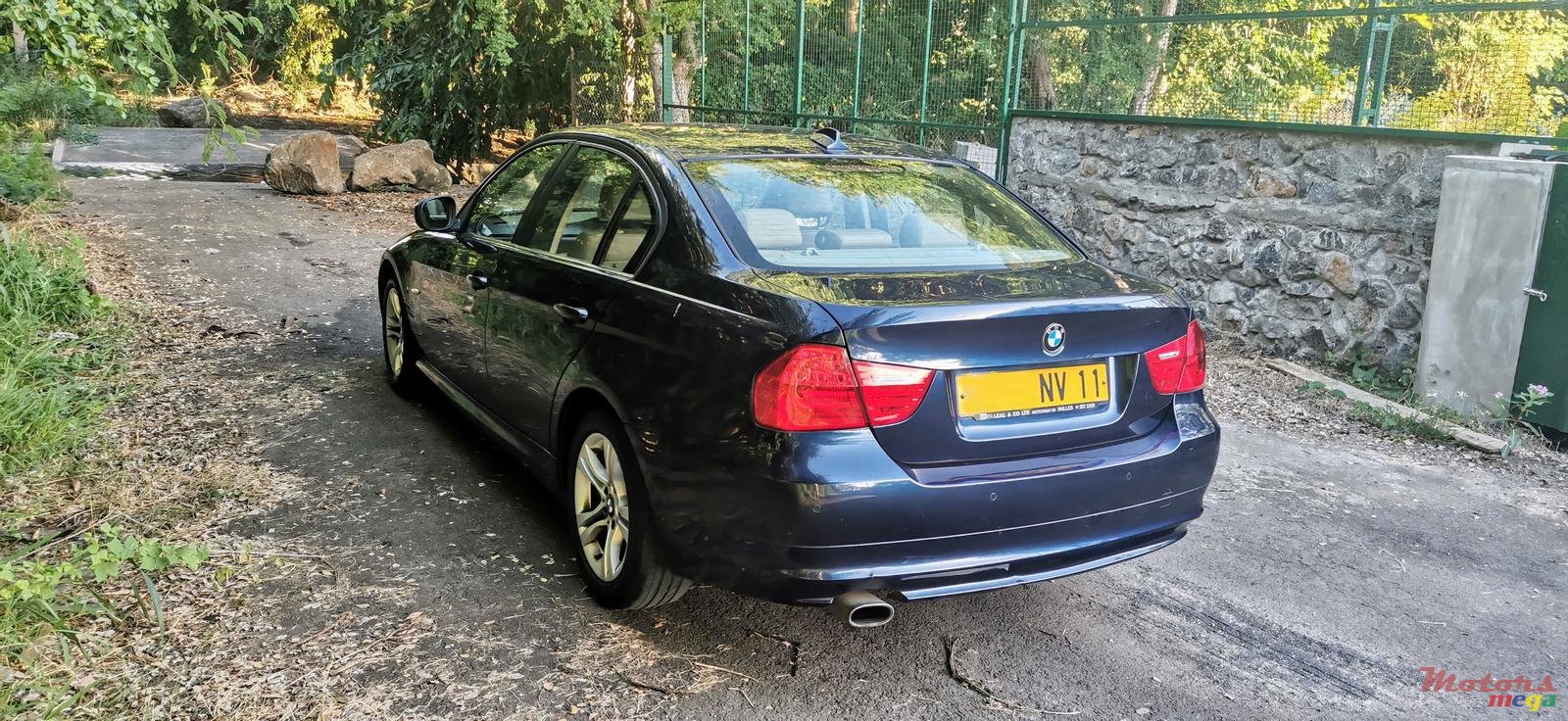 2011' BMW 3 Series 320i photo #2