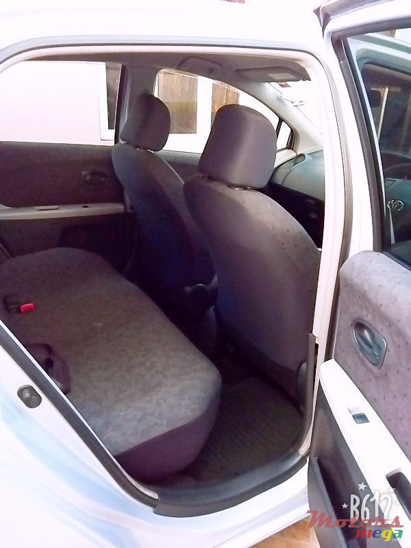 2010' Toyota Vitz photo #4