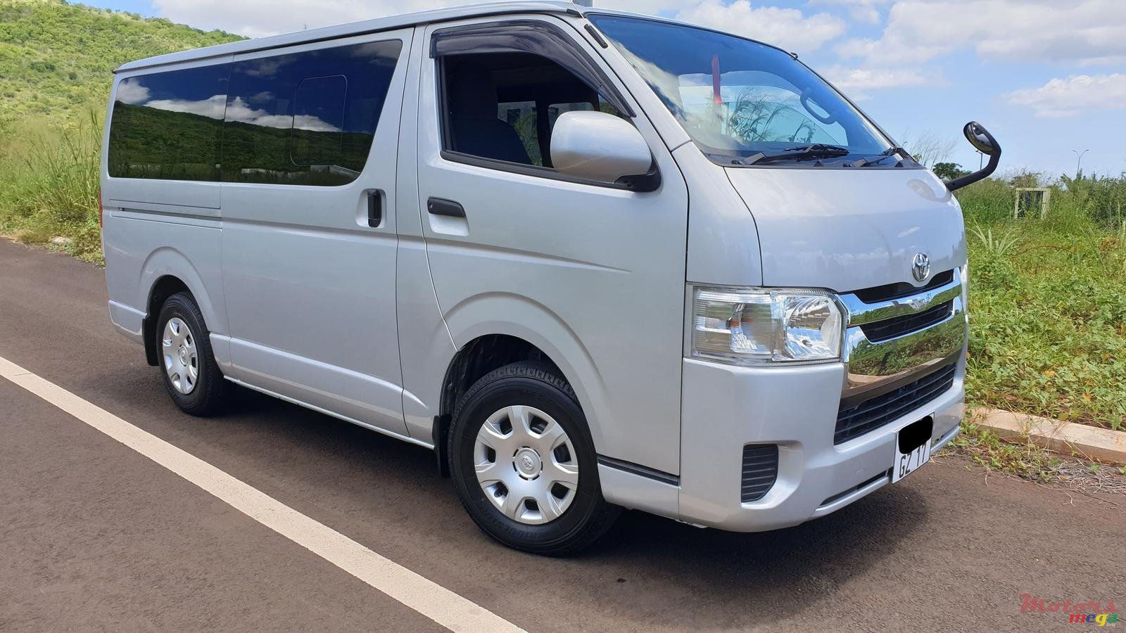 2017' Toyota HiAce photo #2