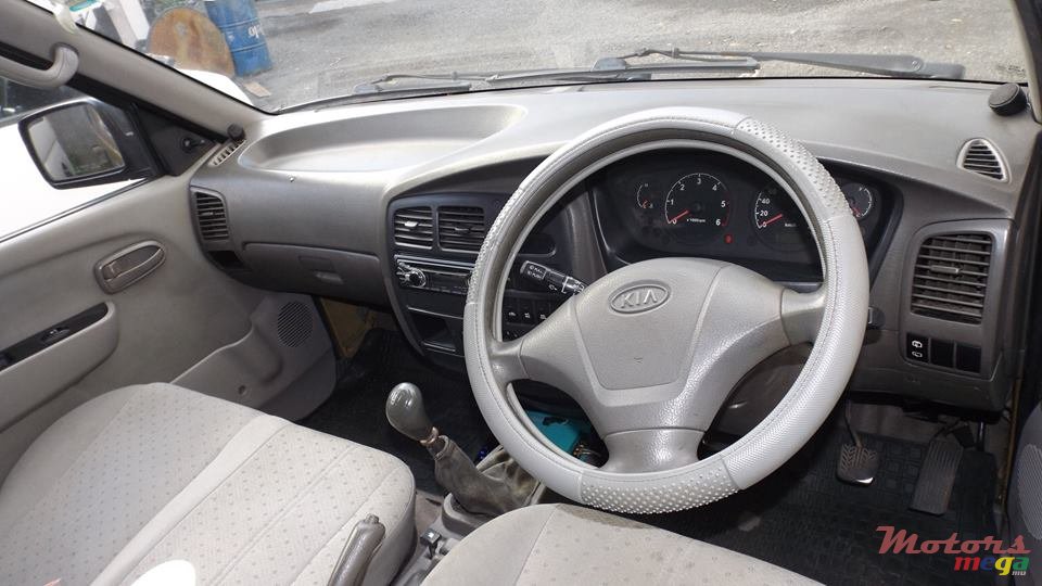 2005' Kia Pregio photo #3