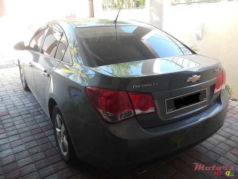 2011' Chevrolet Cruze photo #2