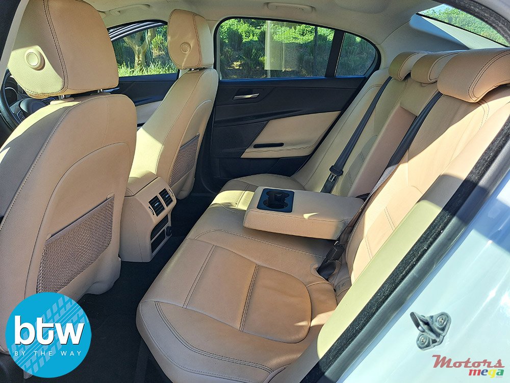 2016' Jaguar XE photo #4