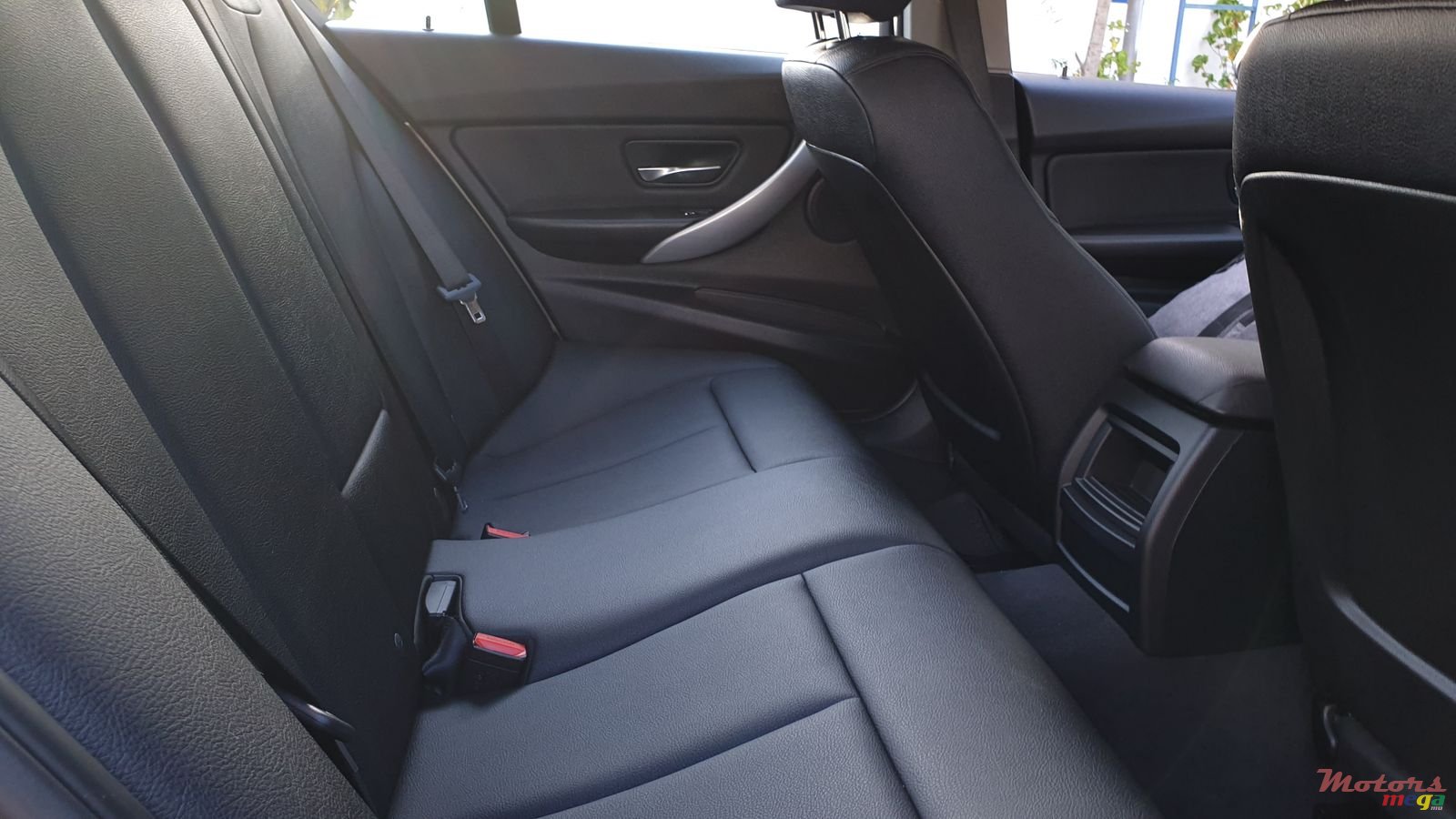 2015' BMW 318 photo #5