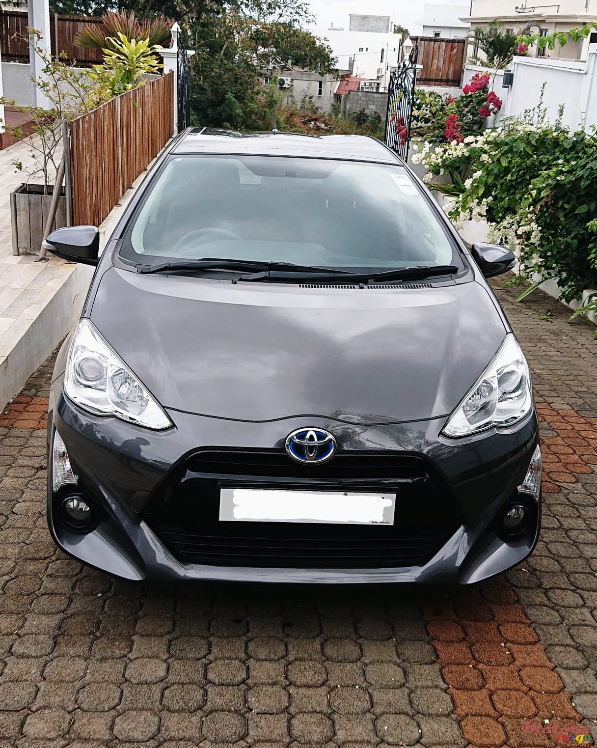 2017' Toyota Prius c photo #5