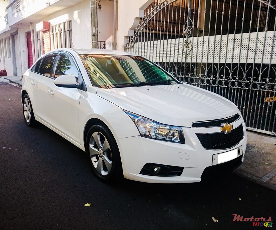 2011' Chevrolet Cruze LT photo #1