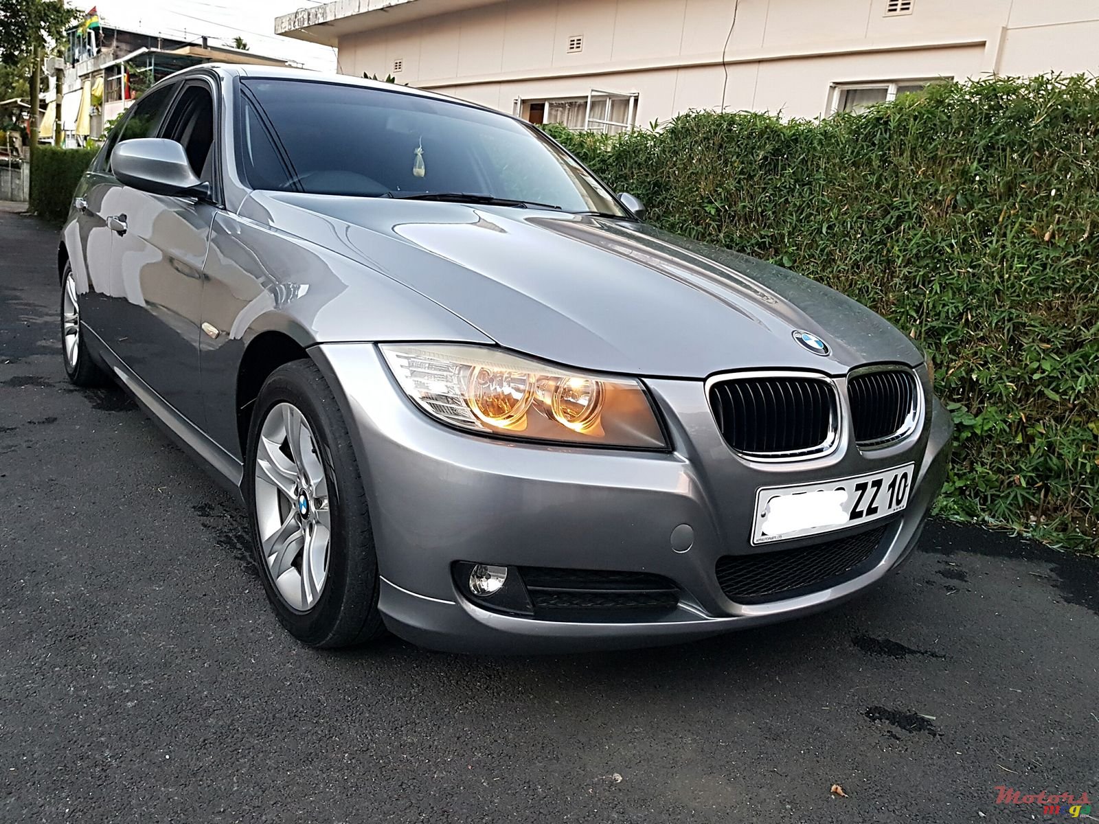 2010' BMW 318 photo #1