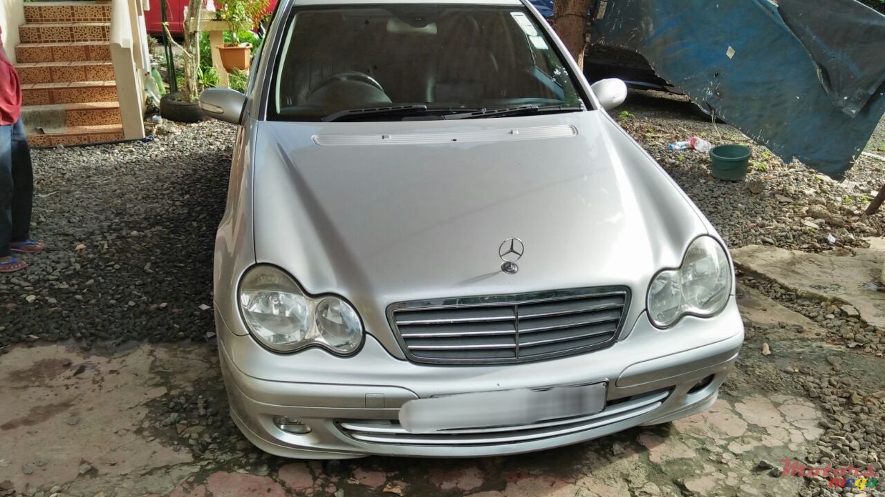 2005' Mercedes-Benz C 220 CDI photo #4