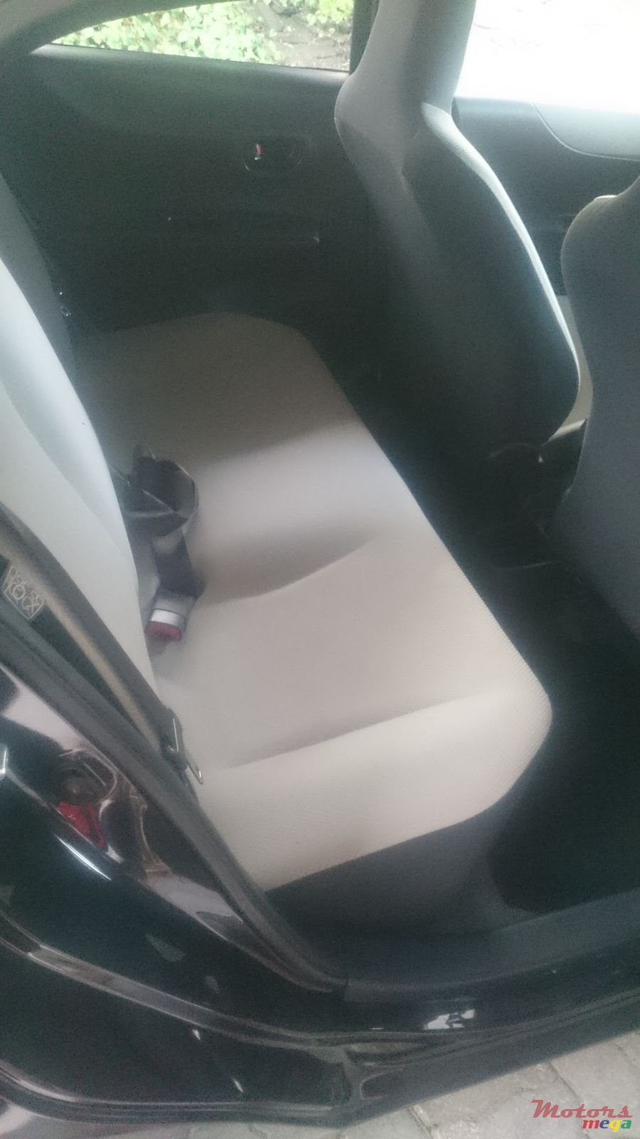 2011' Toyota Vitz photo #4