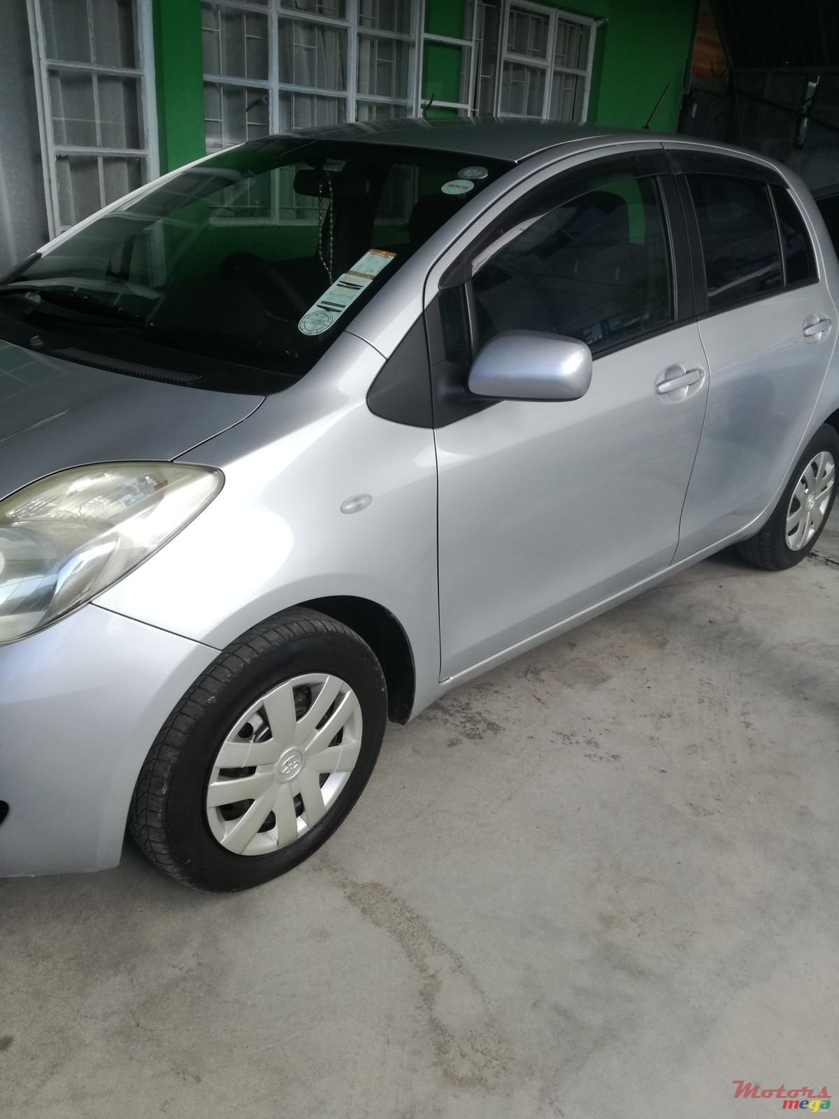 2005' Toyota Vitz photo #2