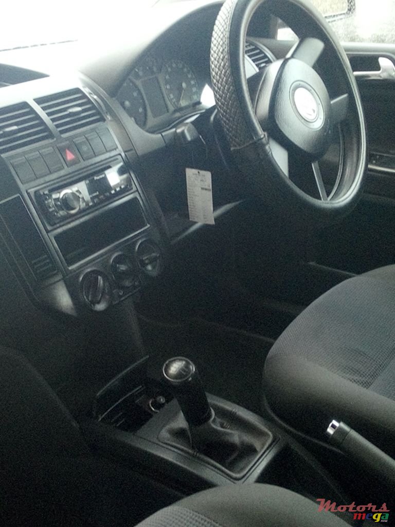 2004' Volkswagen Polo photo #4