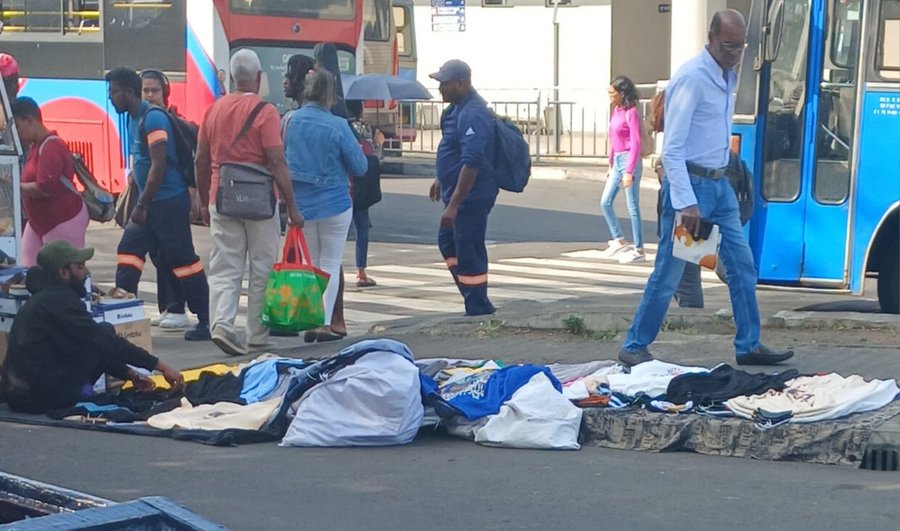 Accaparements illégaux de la voie publique à Rose-Hill : Les marchands ambulants à leurs aises