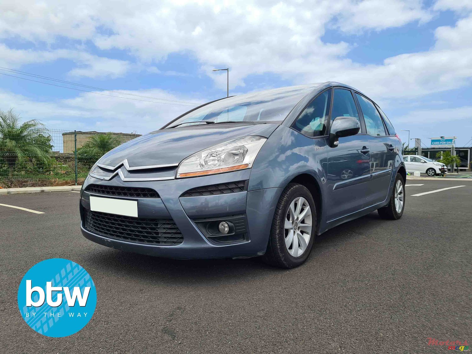 2011' Citroen C4 Picasso photo #2