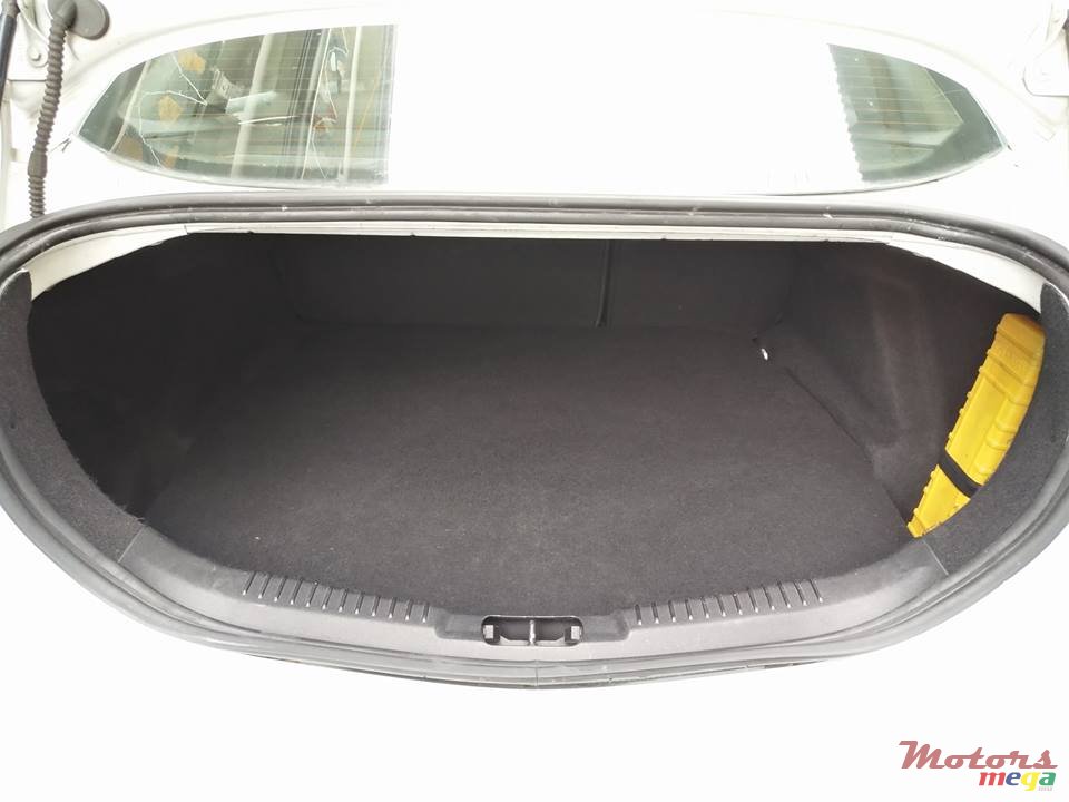 2012' Ford Mondeo Saloon photo #6