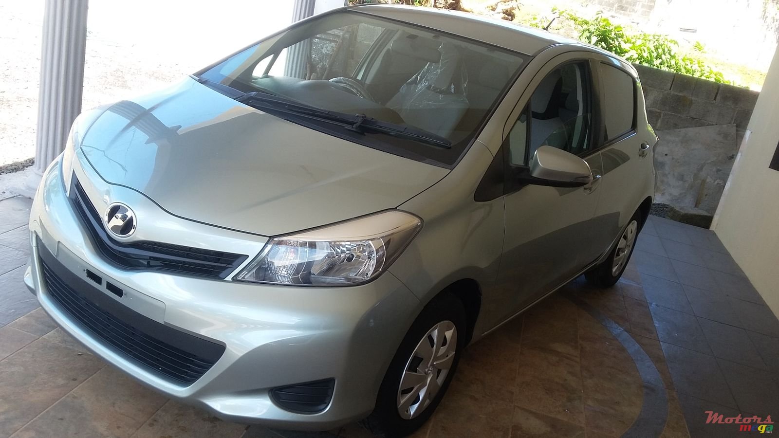 2012' Toyota Vitz photo #2