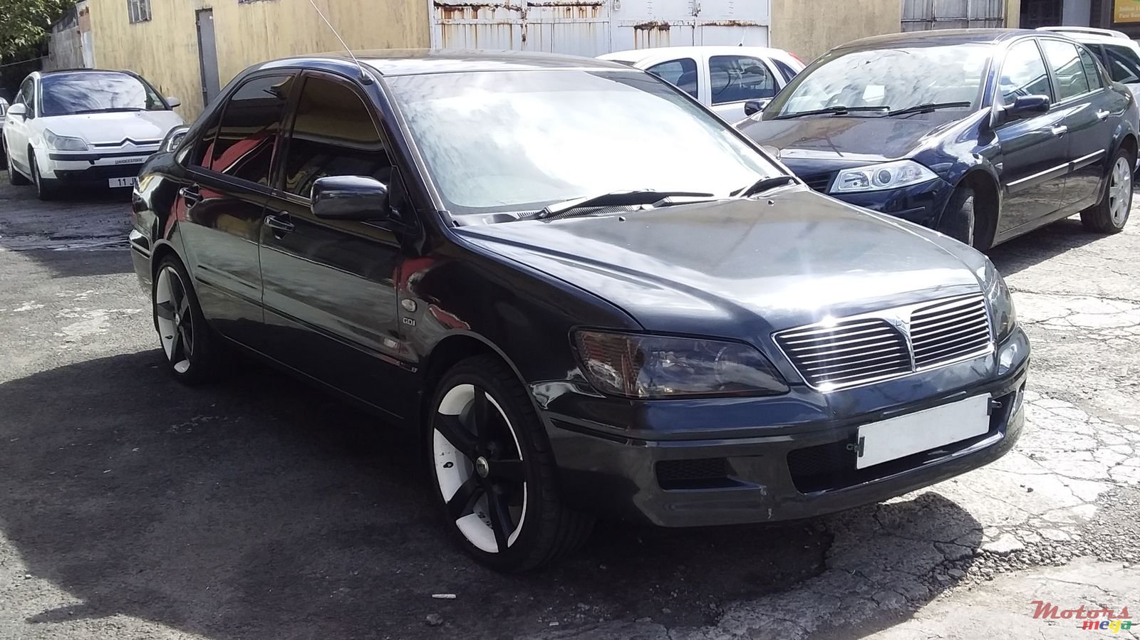 2002' Mitsubishi Lancer photo #2