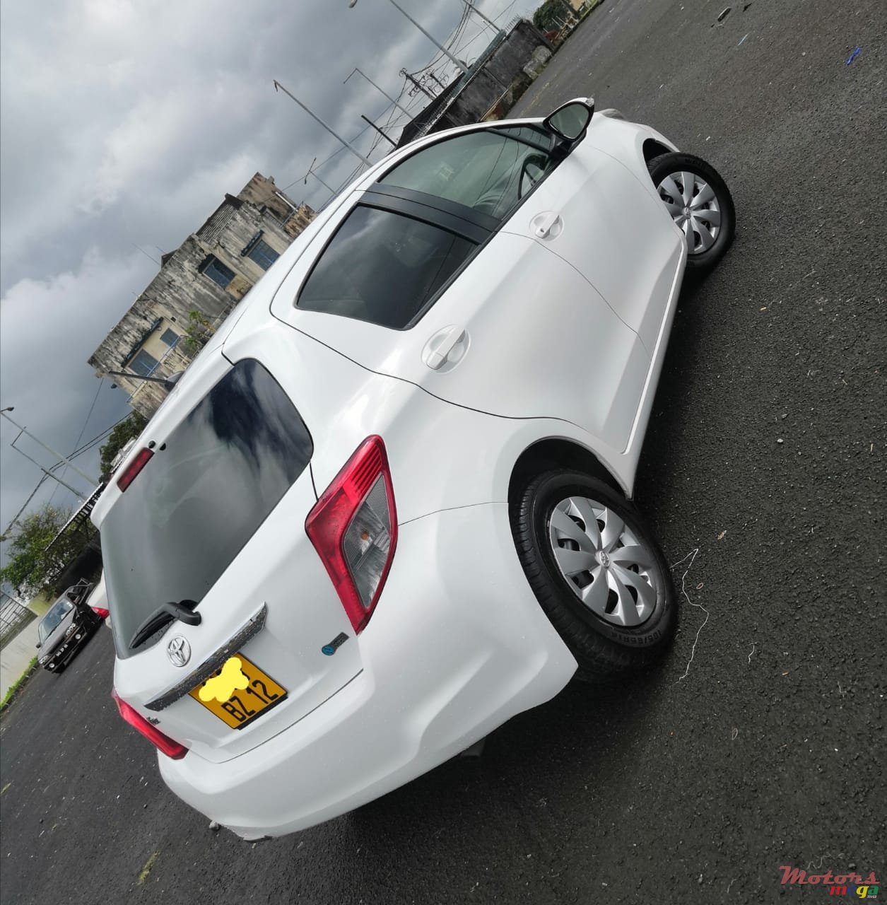 2012' Toyota Vitz 1320cc photo #2