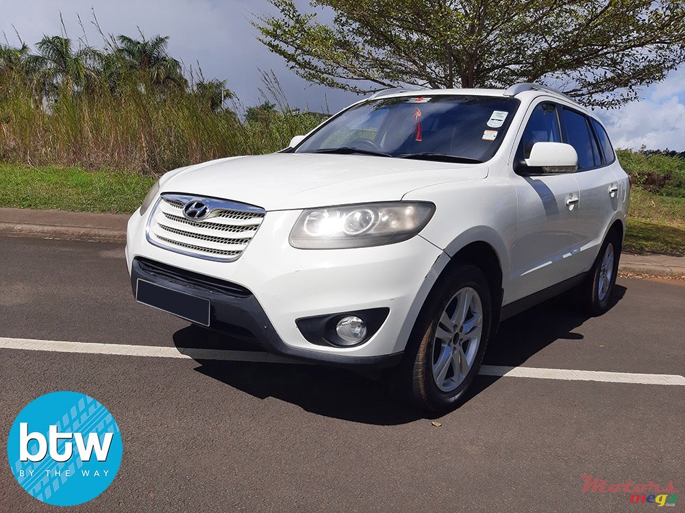 2011' Hyundai Santa Fe photo #2