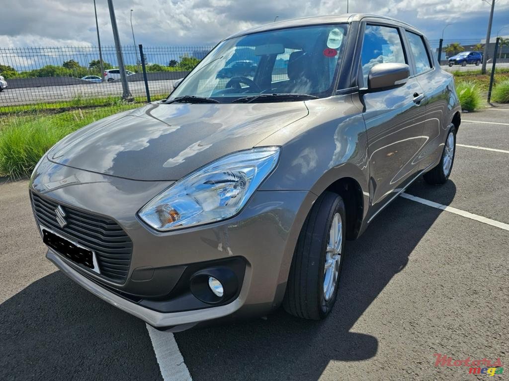 2020' Suzuki Swift GLX photo #3