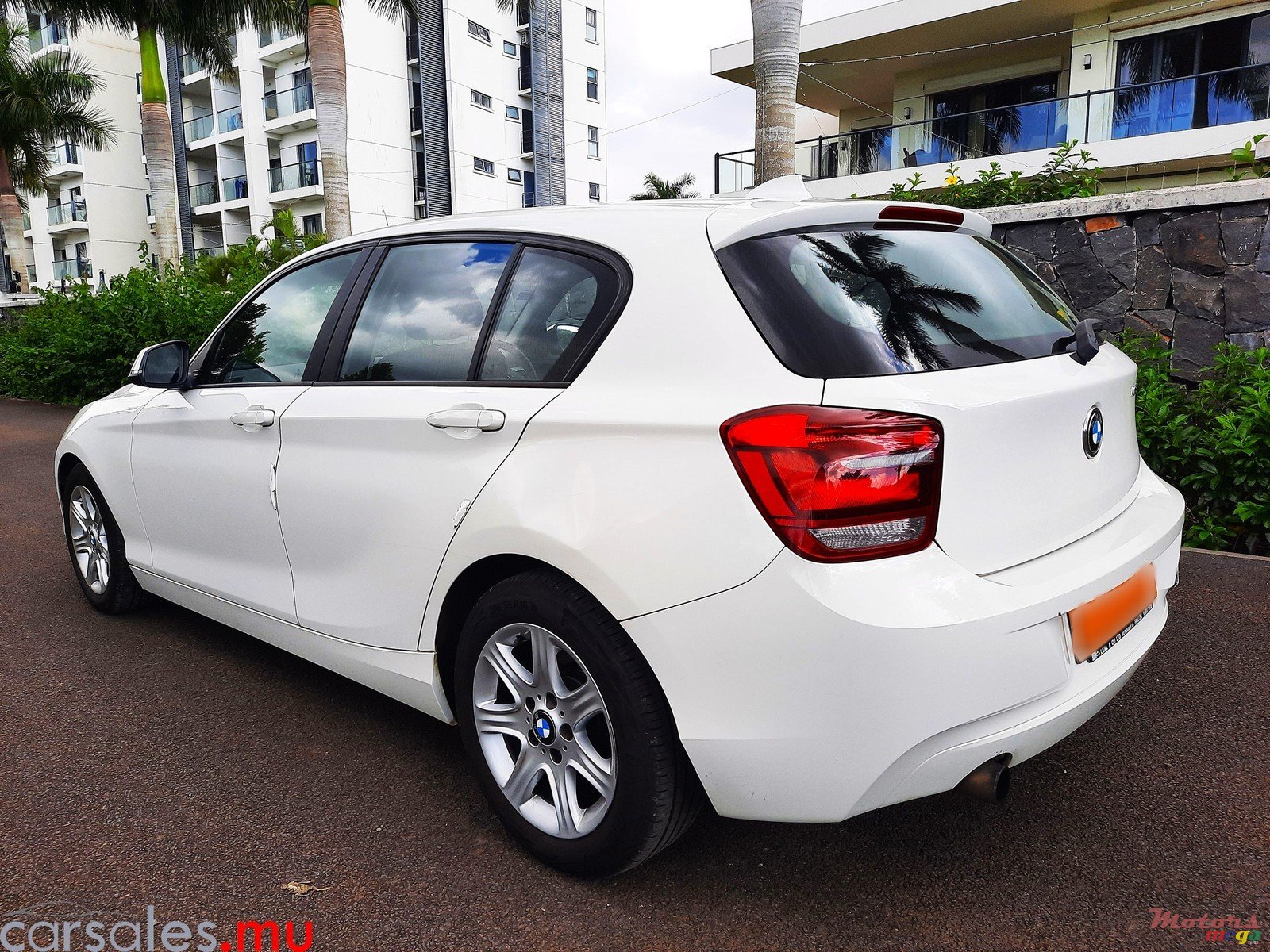 2012' BMW 116 1.6 Hatchback photo #3