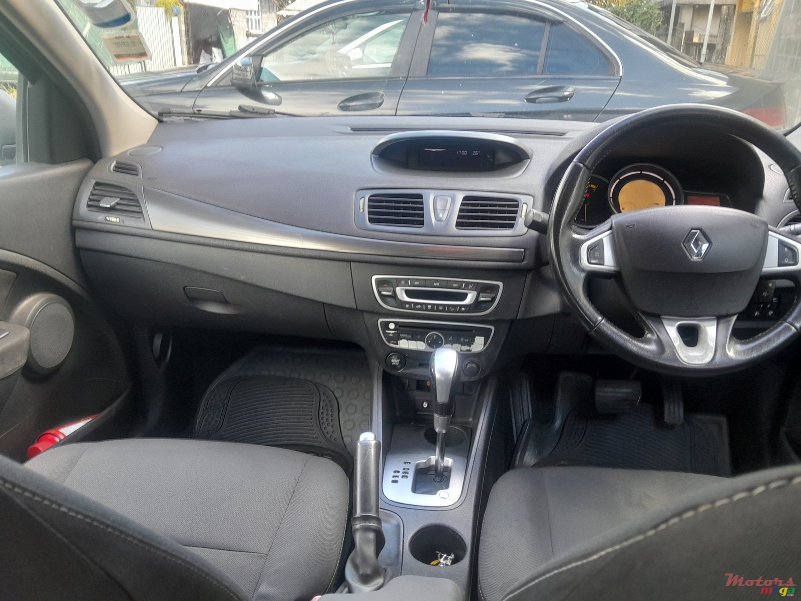 2012' Renault Megane photo #4