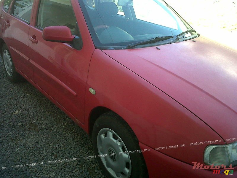 2002' Volkswagen Polo Classic photo #2