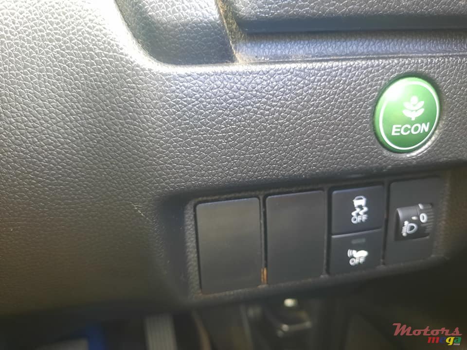 2013' Honda Fit Hybrid photo #6