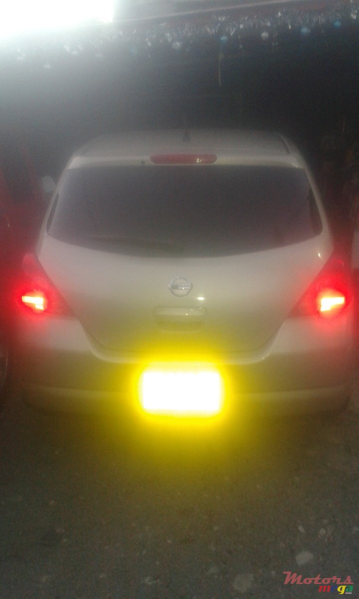 2006' Nissan Tiida hatchback photo #1