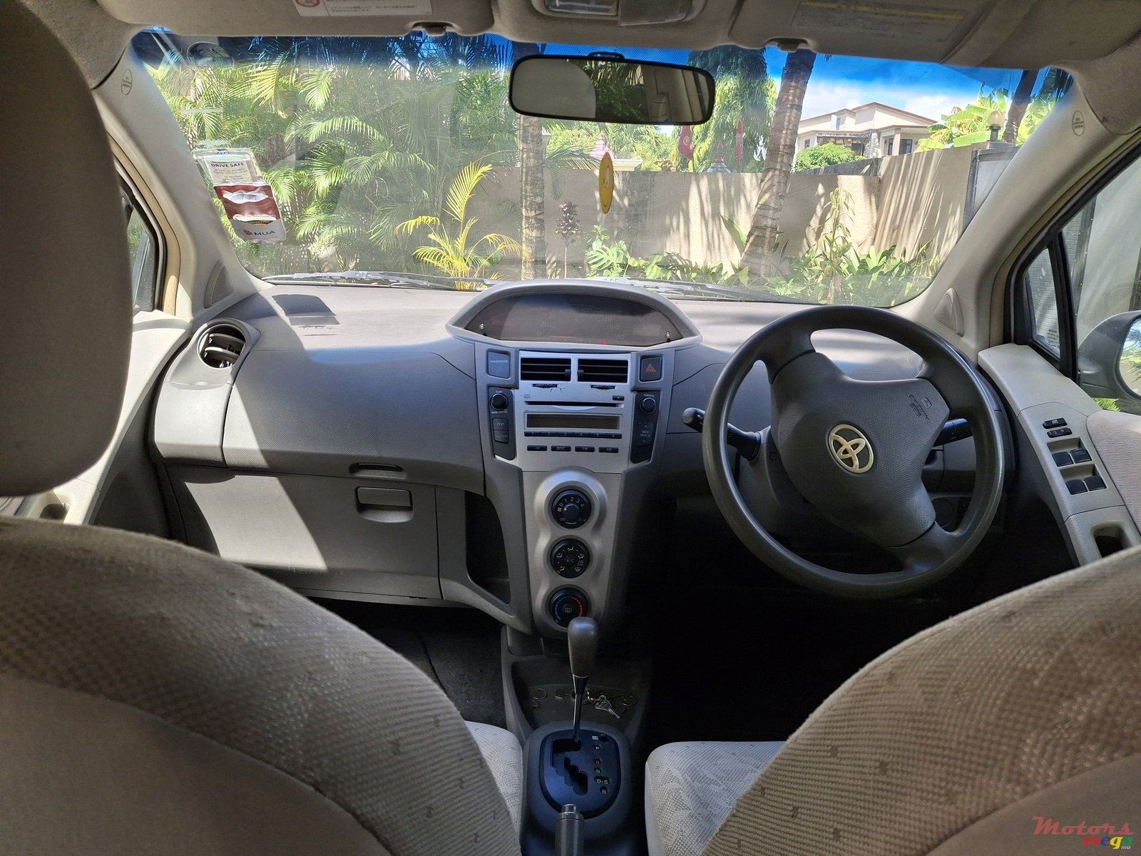 2009' Toyota Vitz photo #3