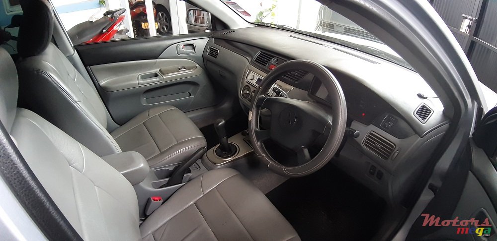 2005' Mitsubishi Lancer photo #4