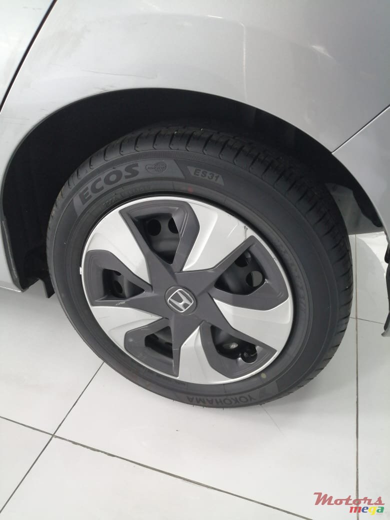 2017' Honda Fit Hybrid photo #2