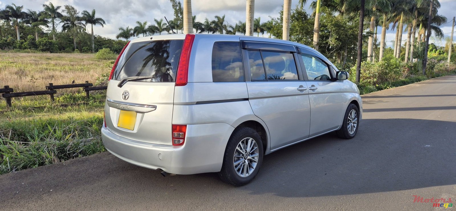 2007' Toyota Isis photo #3