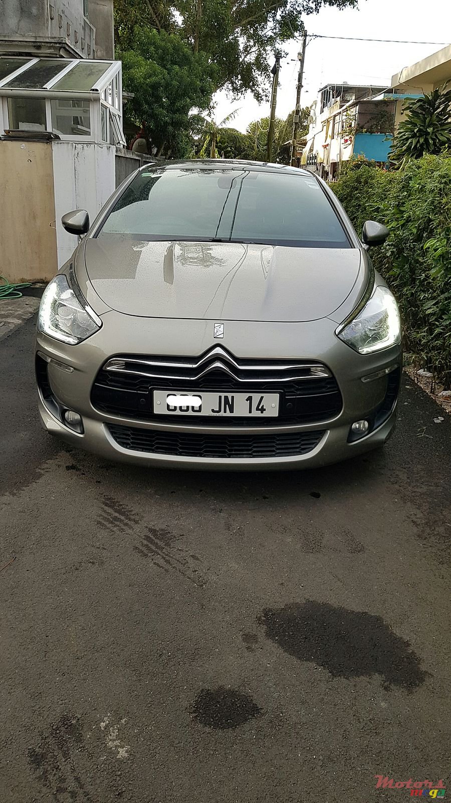 2014' Citroen DS5 Automatic photo #2