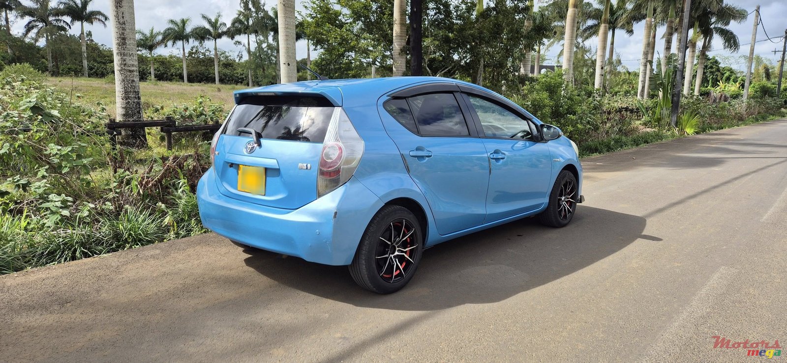 2012' Toyota Aqua photo #3