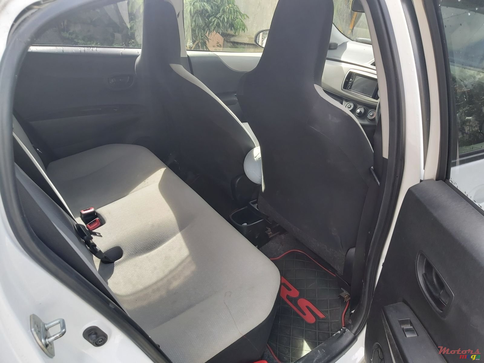 2013' Toyota Vitz photo #6