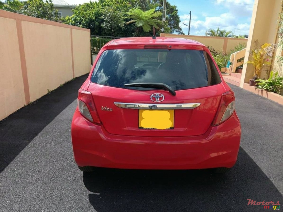 2012' Toyota Vitz photo #2