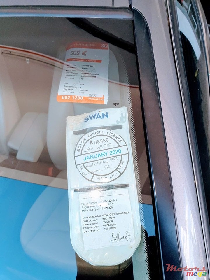 2011' BMW 320 photo #7