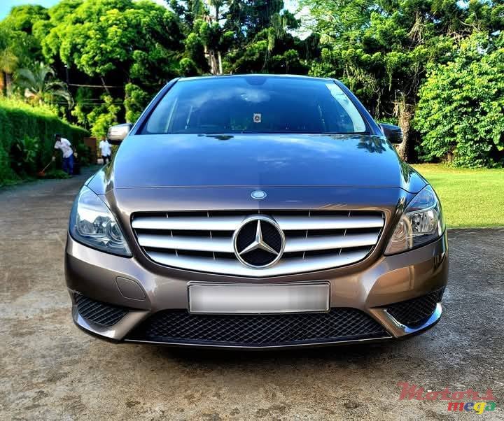 2012' Mercedes-Benz B 180 photo #1